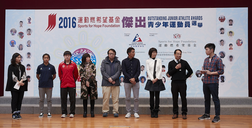 In the sharing session, windsurfer Mak Cheuk-wing (2nd left) and paddler Mak Tze-wing (3rd left) expressed their gratitude to their family (4th & 5th left), coaches and school, for their relentless support.  Former elite athletes, Cheng Kwok-fai, Assistant Windsurfing Coach (4th right) and Ms Chan Tan-lui, Executive Committee Member of the Hong Kong Table Tennis Association (3rd right) joined Mr Wong Kwong-wai, Principal of Lam Tai Fai College (2nd right), to encourage young athletes to pursue their sporting dreams.